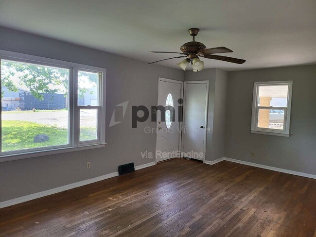 Building Photo - 1425 S Fairview Ave