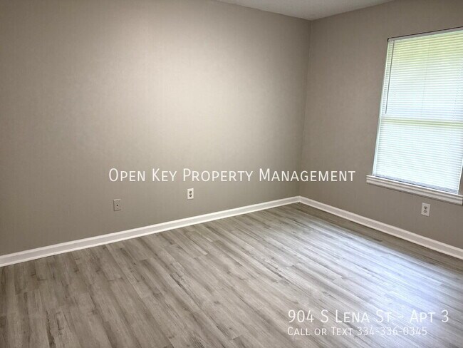 Building Photo - 904 S Lena St