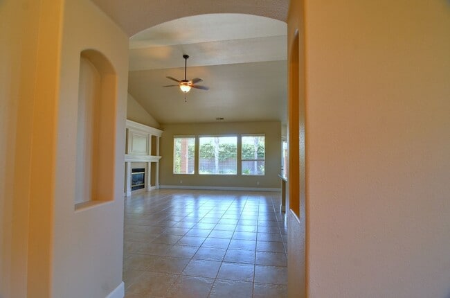 Building Photo - Immaculate Home off of Shepherd & Locan