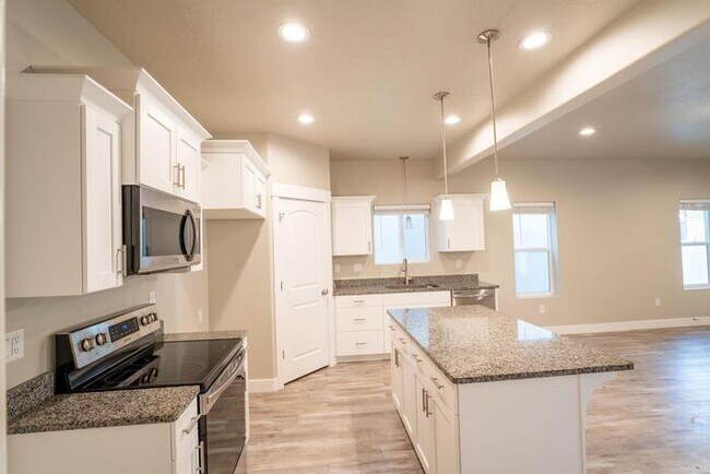 Building Photo - 8676 N Shadow Creek Alley
