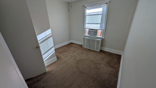 Building Photo - 3943 Glenmore Ave