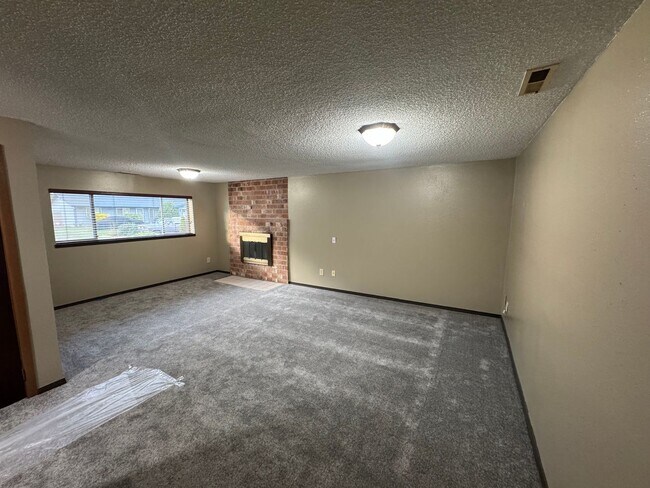 Building Photo - Spacious Covington Home with all New Appliances, Fresh Paint and Large Fenced Yard!