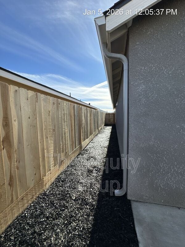 Building Photo - 7064 W Wren Ave