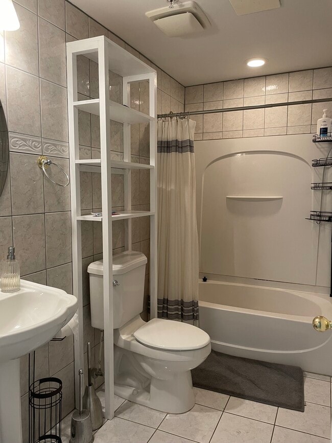 Building Photo - 10801 Glenshire Dr