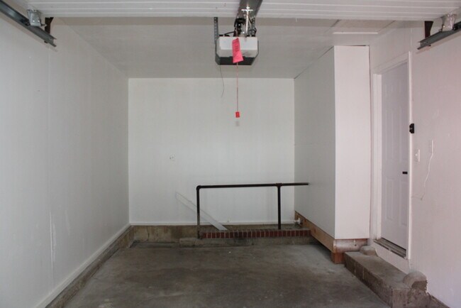Building Photo - 4bed 2 full bath in Independence off Truma...