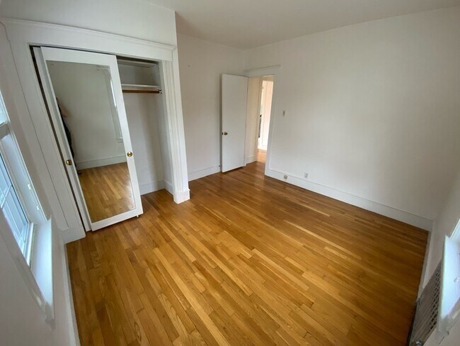 Building Photo - 116 Tolman St