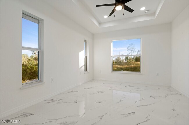 Building Photo - 732 Asher St E