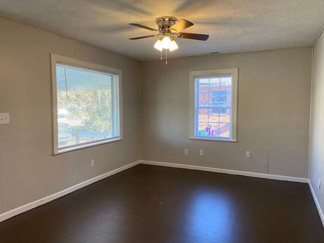 Building Photo - 2 Bedroom, 1 Bathroom House in High Point!