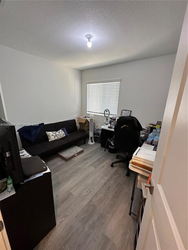 Building Photo - 1030 SE 23rd Terrace