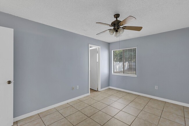 Building Photo - Charming 2 bedroom with many updates