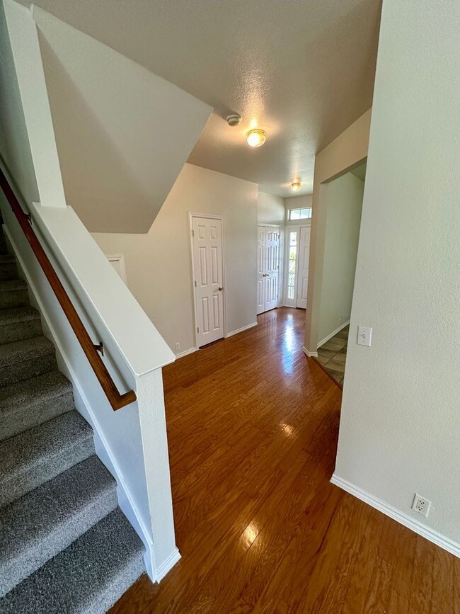 Building Photo - 3 bedroom townhome - Don't miss out!