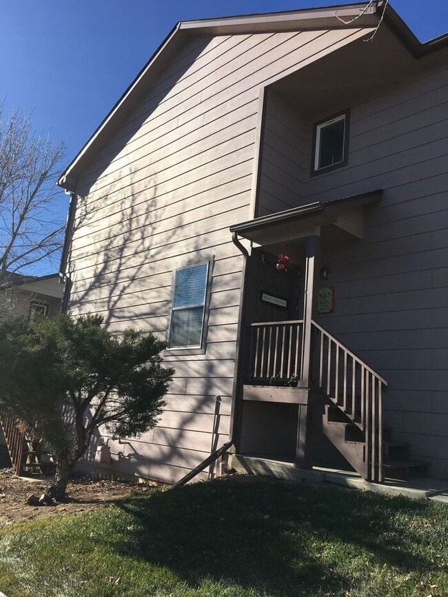 Building Photo - Beautiful 3 bedroom, 2.5 bath Townhome wit...