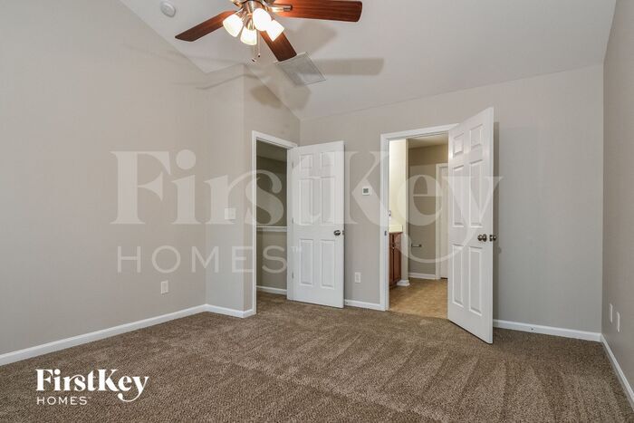 Building Photo - 905 Thorncroft Rd