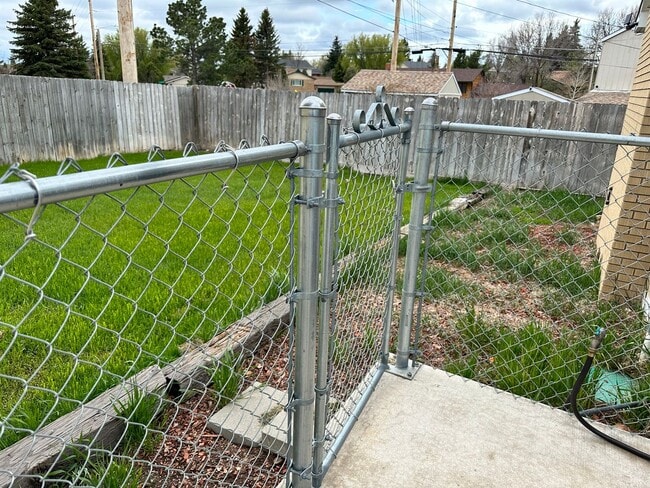 Building Photo - 5 Bedroom ,3 bathroom Single Family Unit