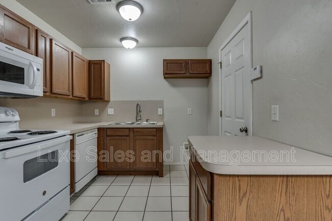 Building Photo - 1736 W Palm Pl