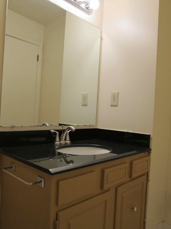 Building Photo - 3 Bedroom 1 1/2 Bath Townhomes