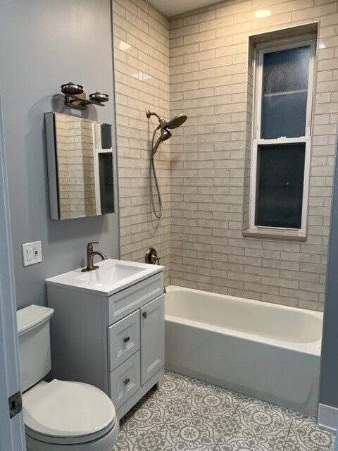 Bathroom - 3327 W Hirsch St