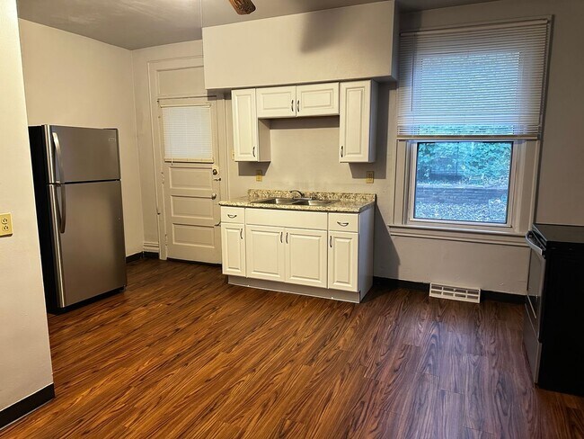 Building Photo - 526 Westinghouse Ave