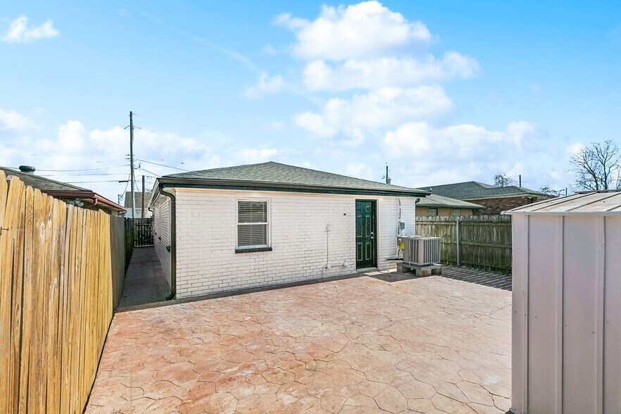 Building Photo - 2420 Dubreuil St