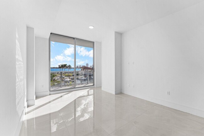 Building Photo - 220 Lake Shore Dr