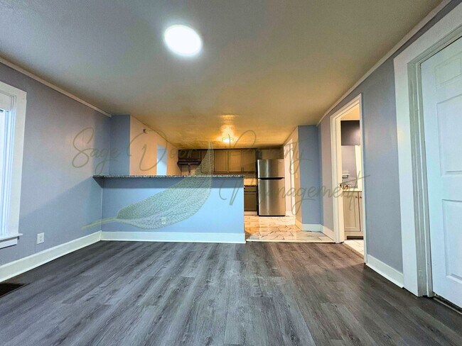 Building Photo - HUGE MASTER BEDROOM