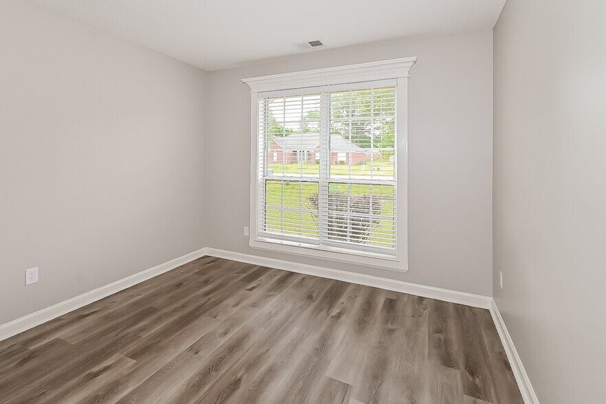 Building Photo - 2704 Greencliff Dr