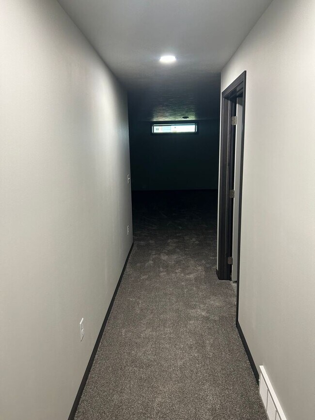 Building Photo - 4 bed 3 bath Townhome For Rent!