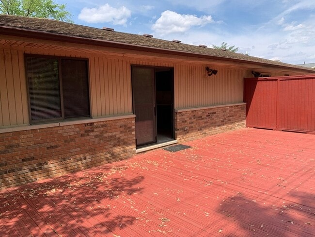 Building Photo - 217 Eisenhower Dr