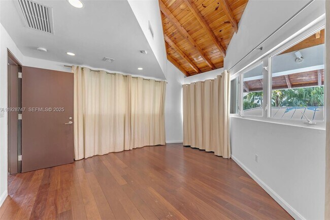 Building Photo - 655 N Mashta Dr