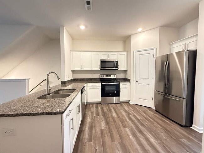 Building Photo - 3 Bedrooms 1 Garage & Open space one the Main Floor