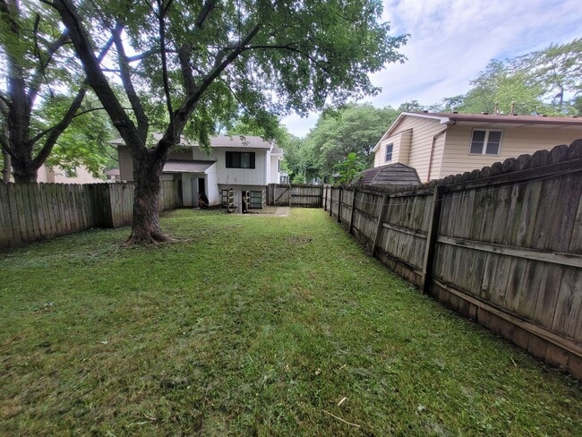Building Photo - 3 Bedroom with Fenced Yard!