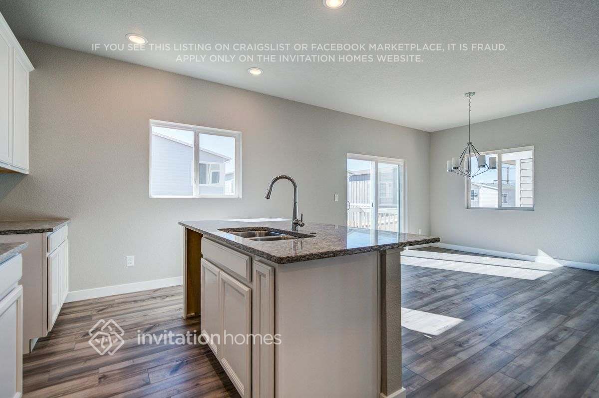 Building Photo - 11467 Sanderling St