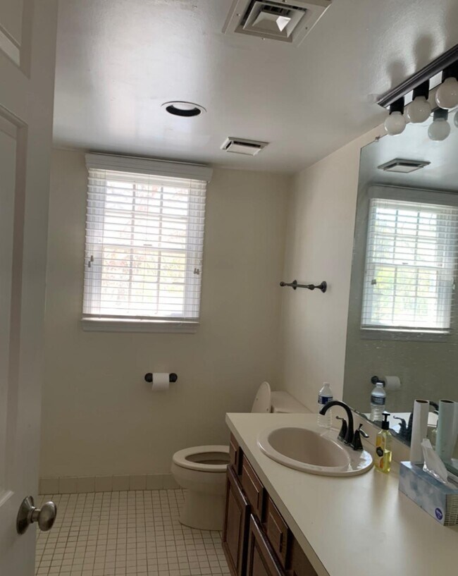 Building Photo - 75 Quartz Ln