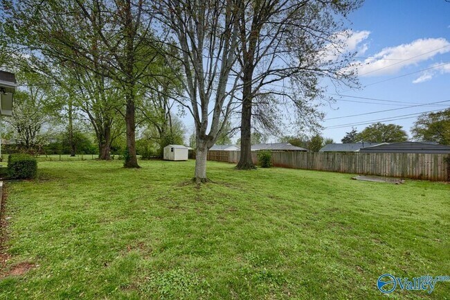 Building Photo - 1610 Chapman Ave NE