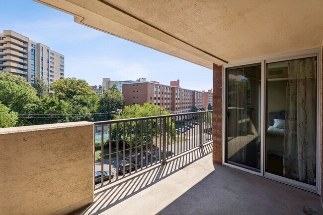 Building Photo - Incredible 2-Bedroom & 2-Bathroom in Pentagon City!