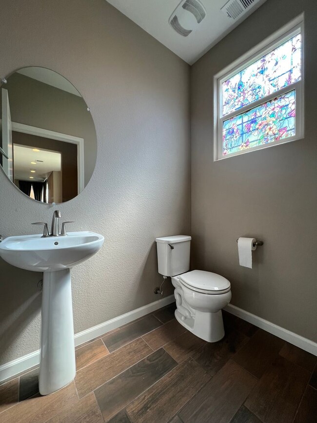 Building Photo - 3 bedroom, 2 1/2 bathroom home located in ...
