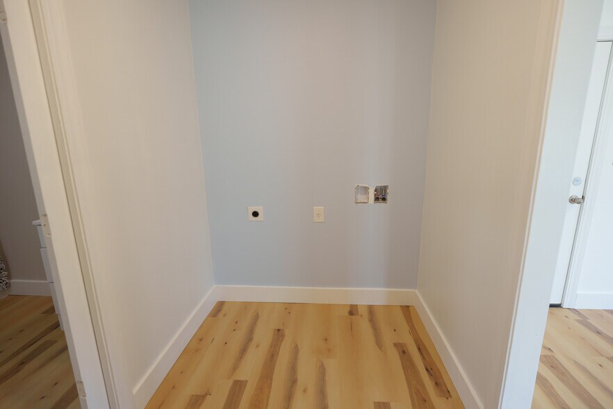 Building Photo - 60 Madison Dr