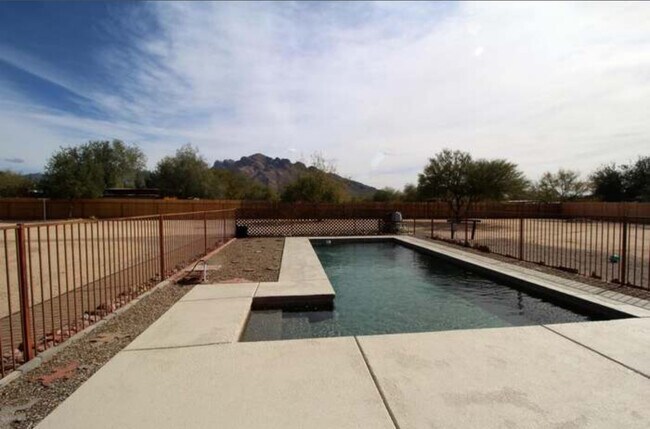 Primary Photo - 1321 W Newton Dr