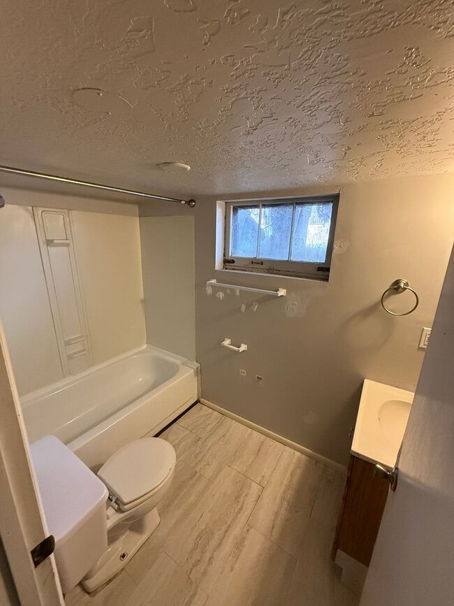 Building Photo - Beautiful 4 Bed, 3 Bath House; W/D Included; Fenced Yard; Wood Floors; and a Charming Style