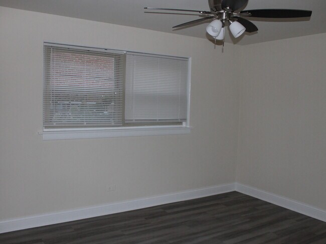 Building Photo - 10519 S Artesian Ave
