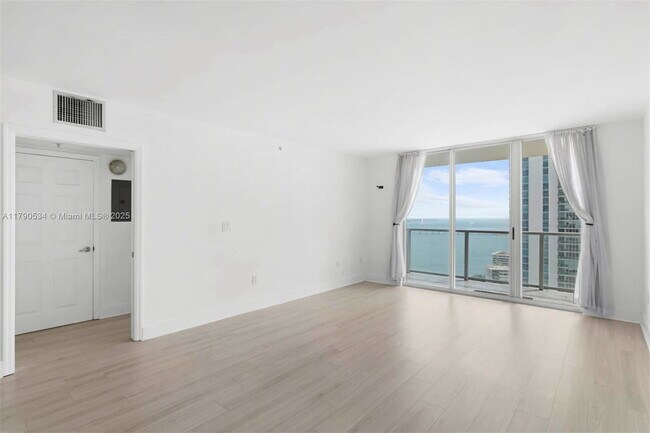 Building Photo - 1155 Brickell Bay Dr