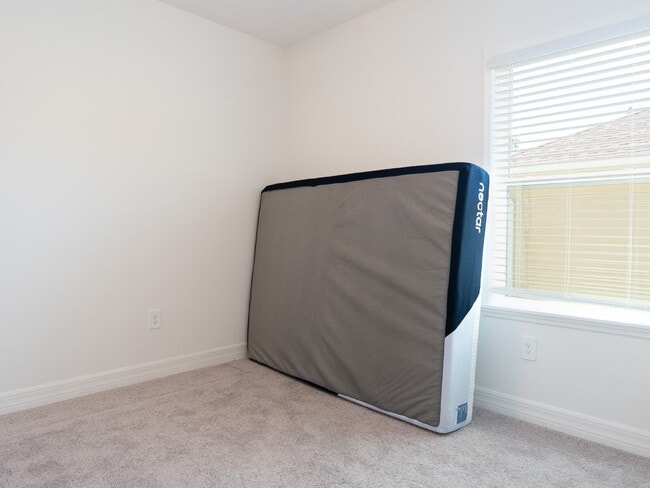 Building Photo - Move in now with zero deposit! This stunni...