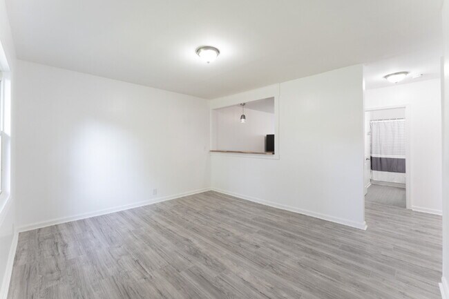 Building Photo - Update 2 Bed 1 Bath in The Nations