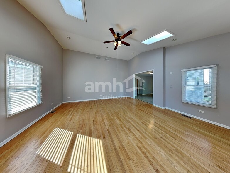 Building Photo - 5301 Meadowbrook St
