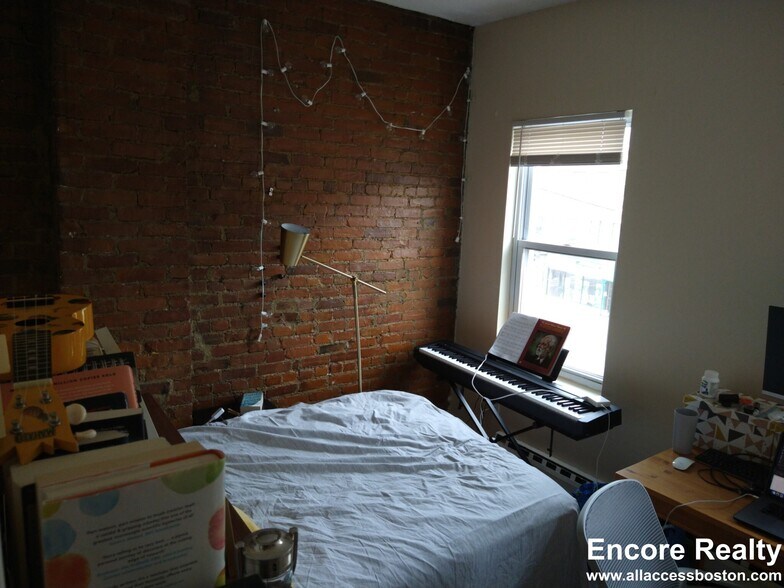 Building Photo - 894 Huntington Ave