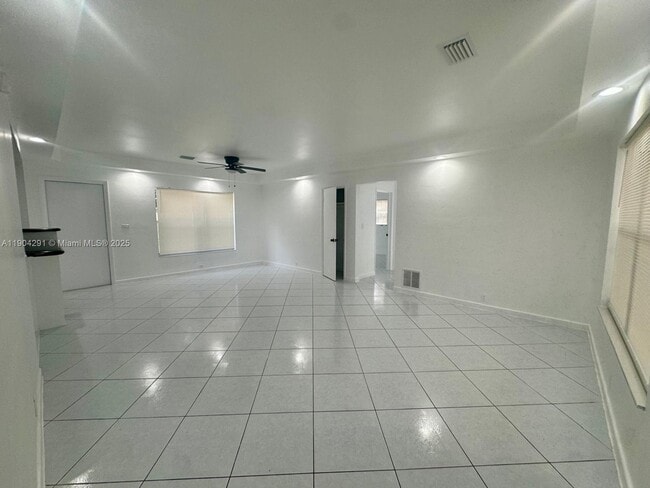 Building Photo - 15211 NE 10th Ave