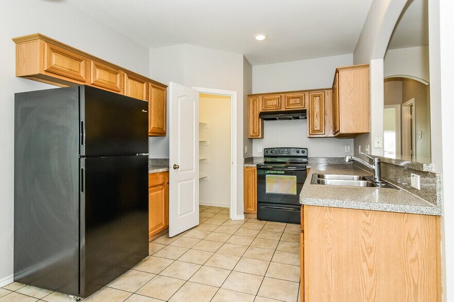 Building Photo - 808 Dakota Ln