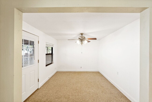 Building Photo - Move-In Ready!