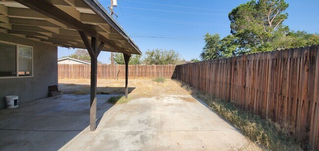 Building Photo - 4 Bedrooms, 2 Baths, Victorville Home in Tatum Track