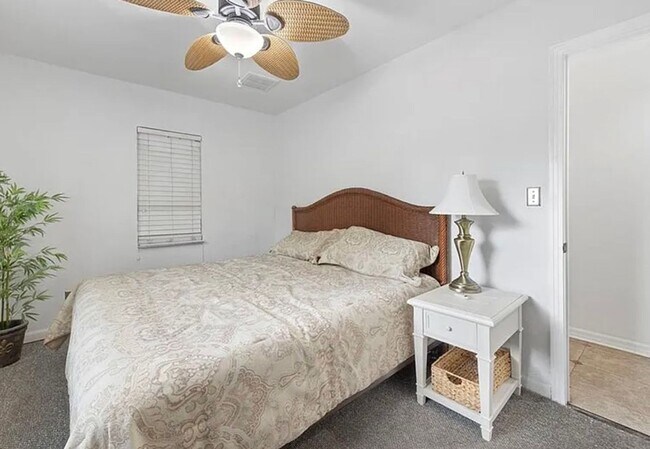 Building Photo - Charming 3-bedroom, 2-bath pool home available for move-in at the end of June.